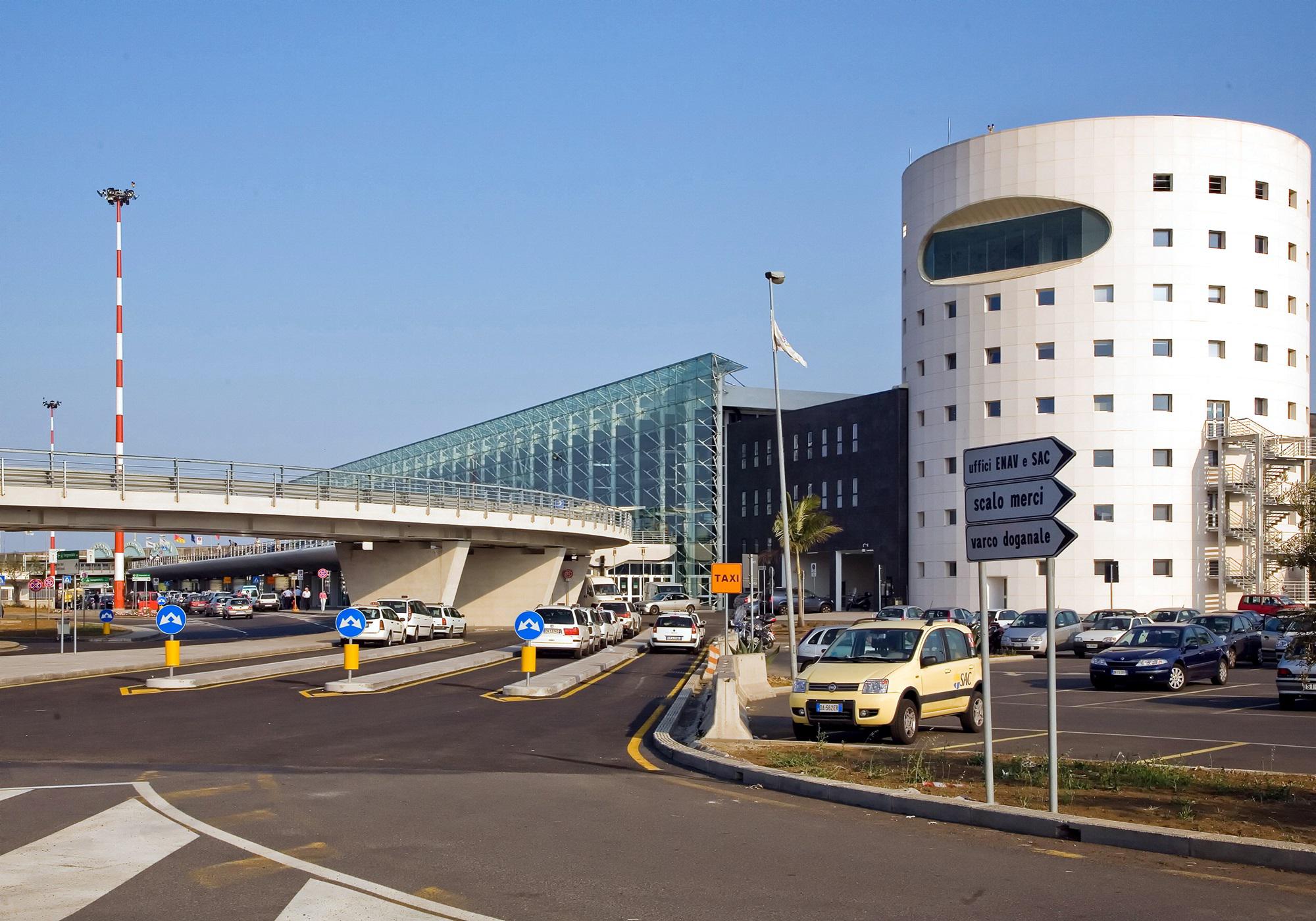 Catania - forza gate in aeroporto e ferisce dipendenti: arrestato tedesco 39enne