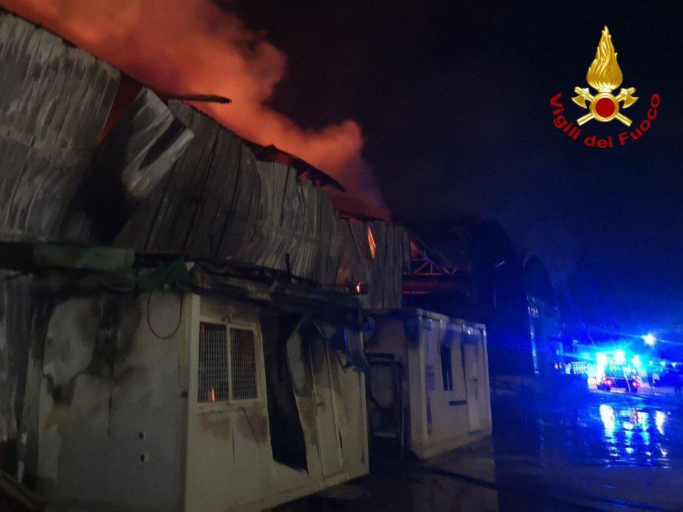 Roma - incendio nella notte a San Basilio: capannone in fiamme