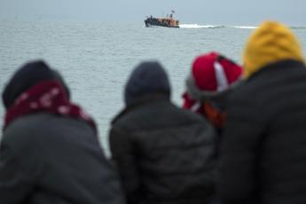 Migranti, Unione europea vira a destra: l’Aja li vuole deportare in Ugan