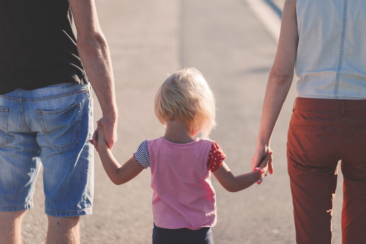 Figli coppie gay. Pro Vita Famiglia: Consulta difenda diritto dei figli a una madre e un padre. Basta imporre Agenda LGBT nei Tribunali