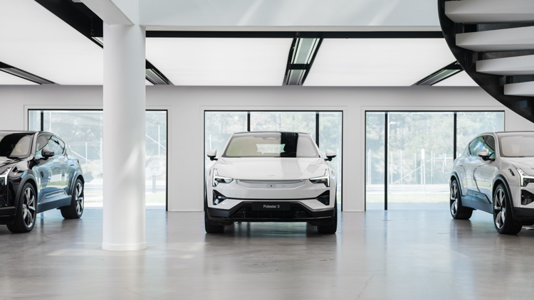 Polestar, in Italia debutta la 4, prime consegne internazionali per la 3