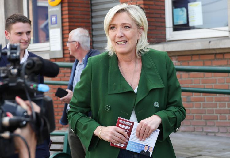 Elezioni Francia, l'estrema destra alla scommessa di Le Pen
