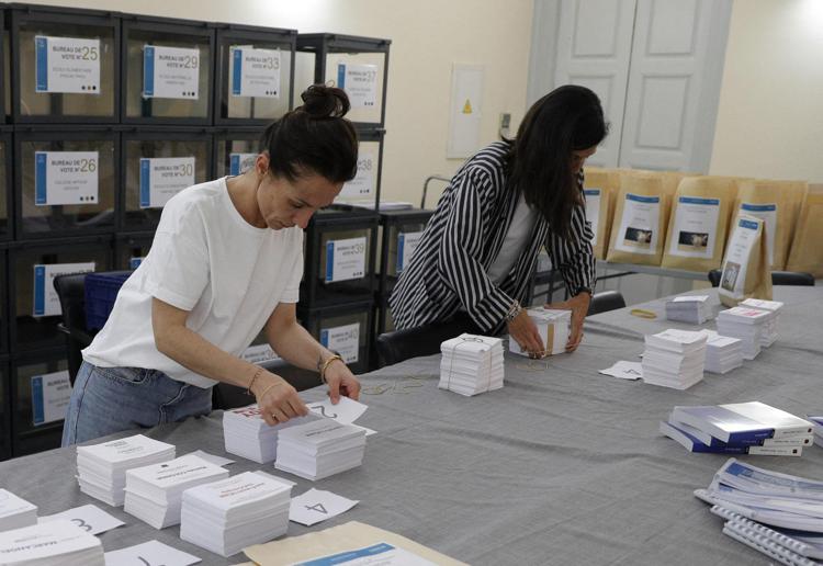 Francia, domenica il voto anticipato: come funzionano le elezioni