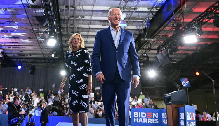 Joe Biden e la moglie Jill - Afp