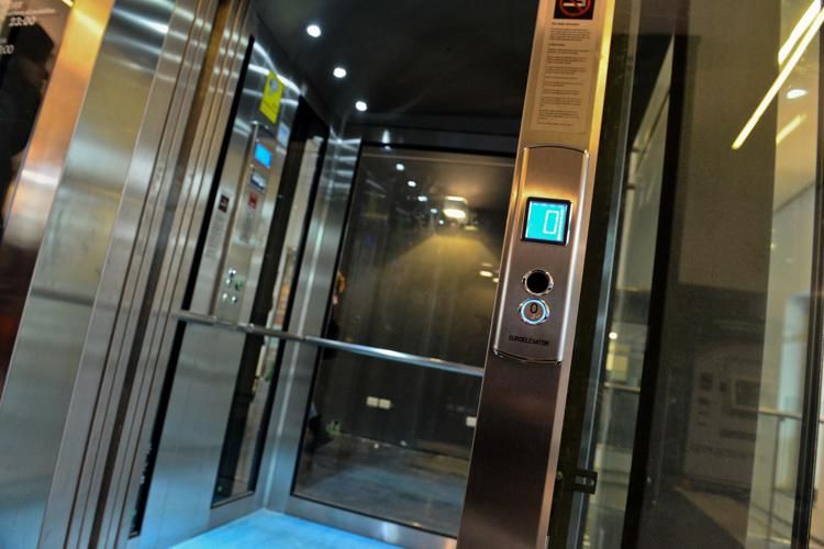 Un ascensore - FOTOGRAMMA