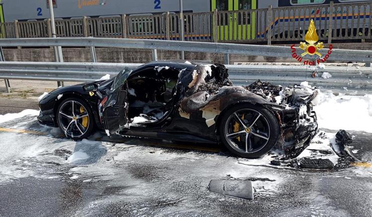 Ferrari ibrida prende fuoco sul cavalcavia di Mestre