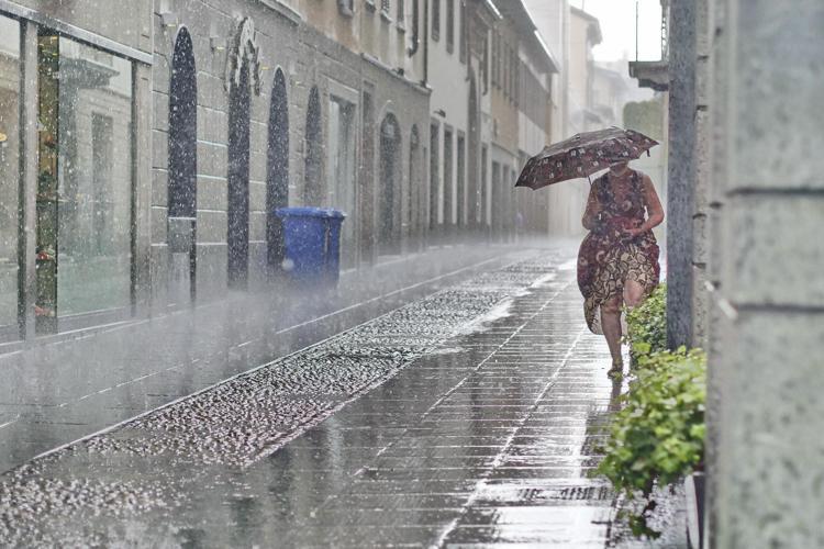 Pioggia e persona con ombrello - Fotogramma