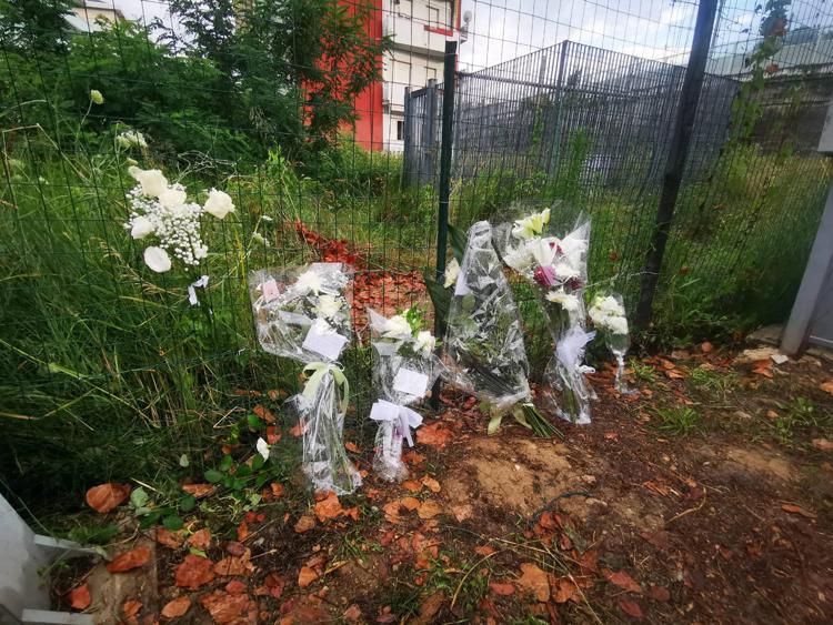 Fiori sul luogo dell'omicidio di Thomas Luciani - Fotogramma/Ipa