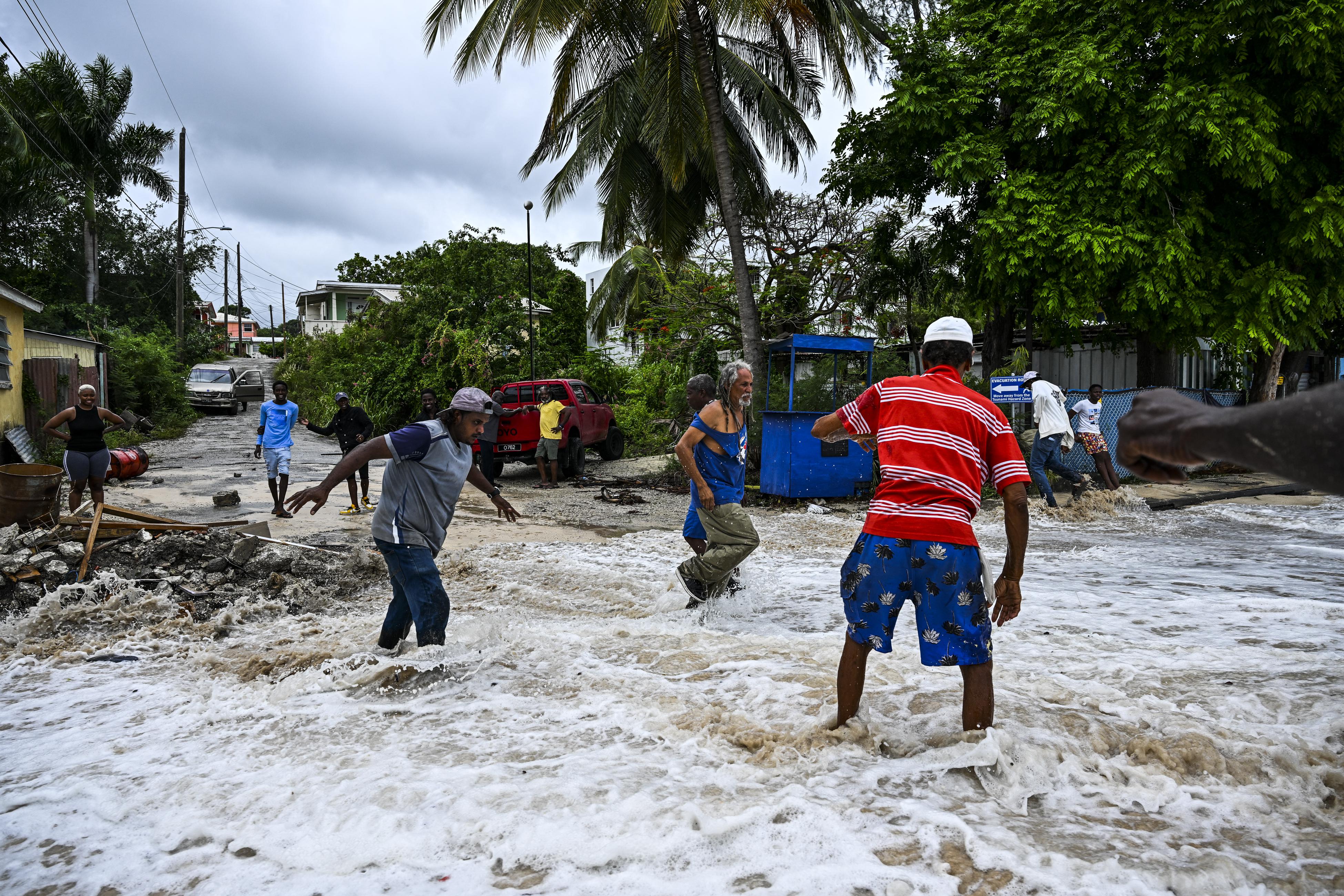Uragano Beryl devasta i Caraibi - vittime e città rase al suolo 