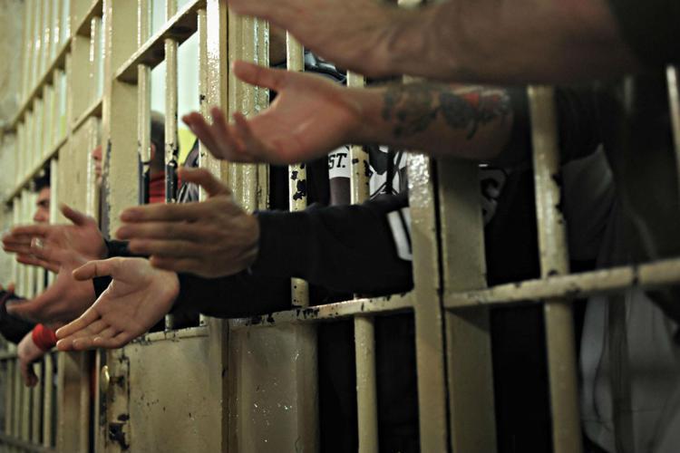 Carceri scoppiate - segretario sindacato Penitenziaria si incatena a ministero Giustizia