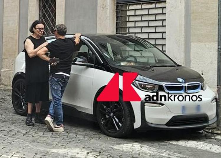 Renato Zero chiacchiera per strada con un amico - Adnkronos