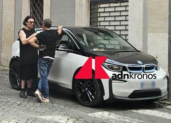 RENATO ZERO RE DI STILE, LOOK TOTAL BLACK E PANTALONCINI ‘BAGGY’ IN GIRO PER ROMA: LA FOTO