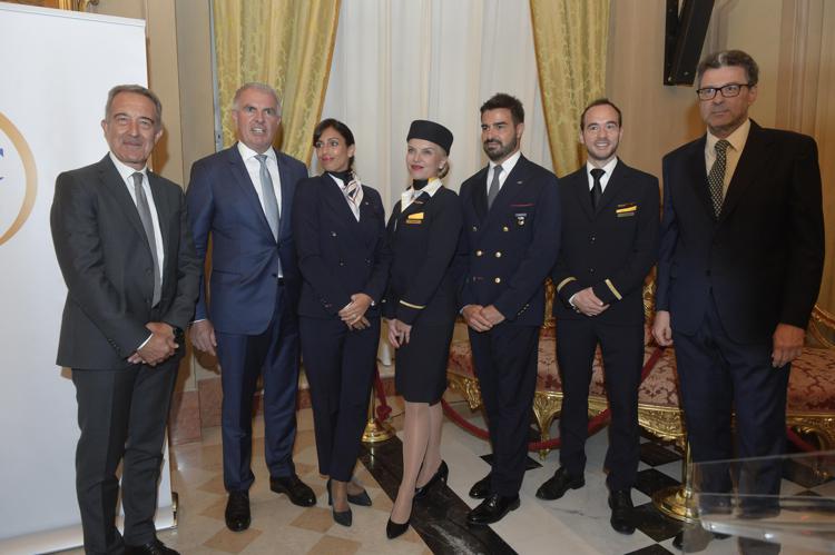 Giancarlo Giorgetti, il presidente di Ita Antonino Turicchi, il Ceo di Lufthansa Carsten Spohr e il personale di volo - Fotogramma