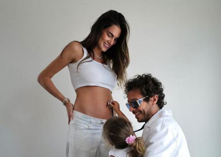 Valentino Rossi e Francesca Sofia Novello in una delle foto postate sui social per dare l'annuncio della gravidanza