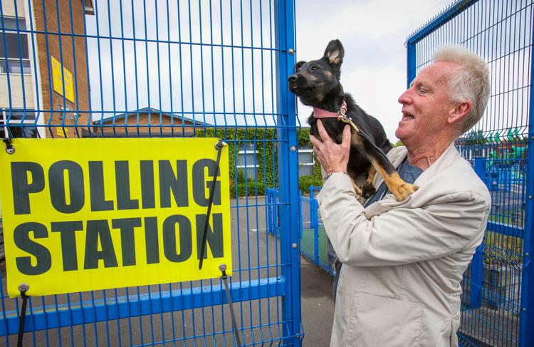 Liam Magee al voto con il cane - Afp