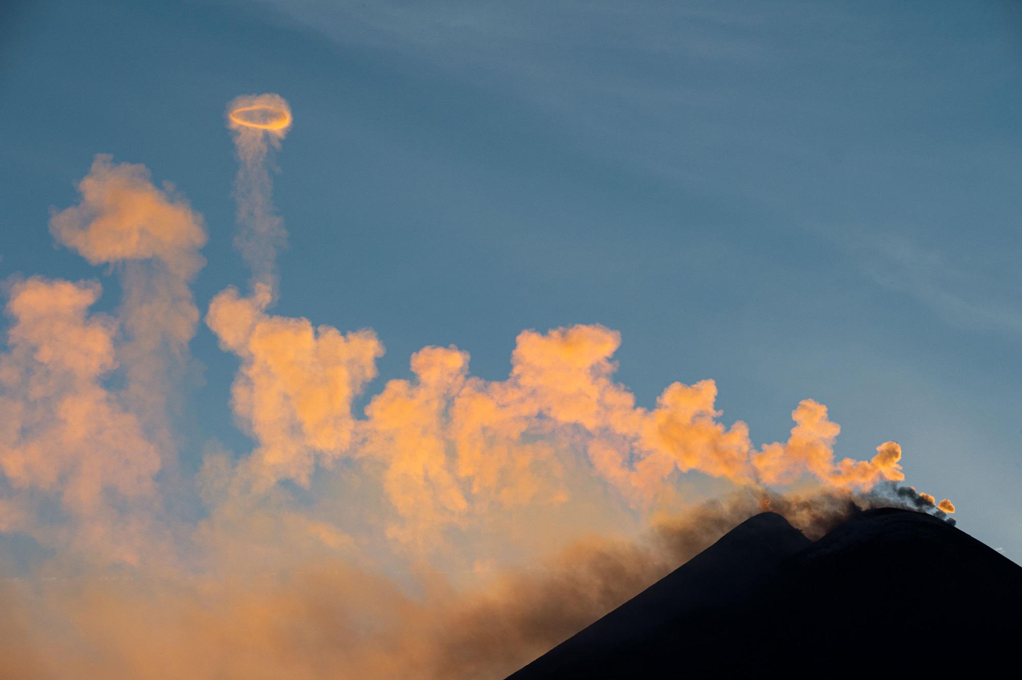 Etna - nube vulcanica da cratere alta 4,5 chilometri