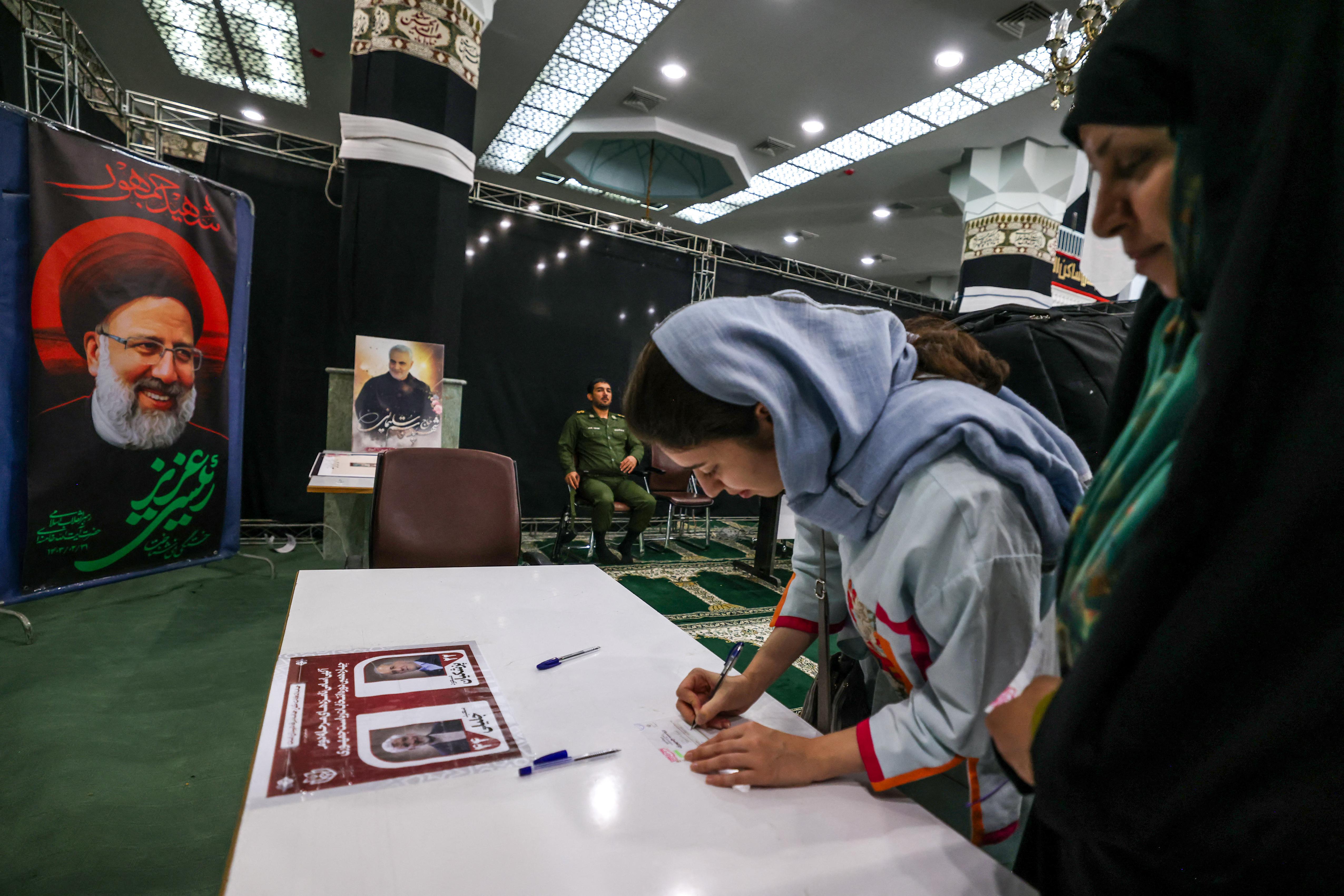 Presidenziali Iran - seggi aperti per i ballottaggi: Khamenei ha votato a Teheran