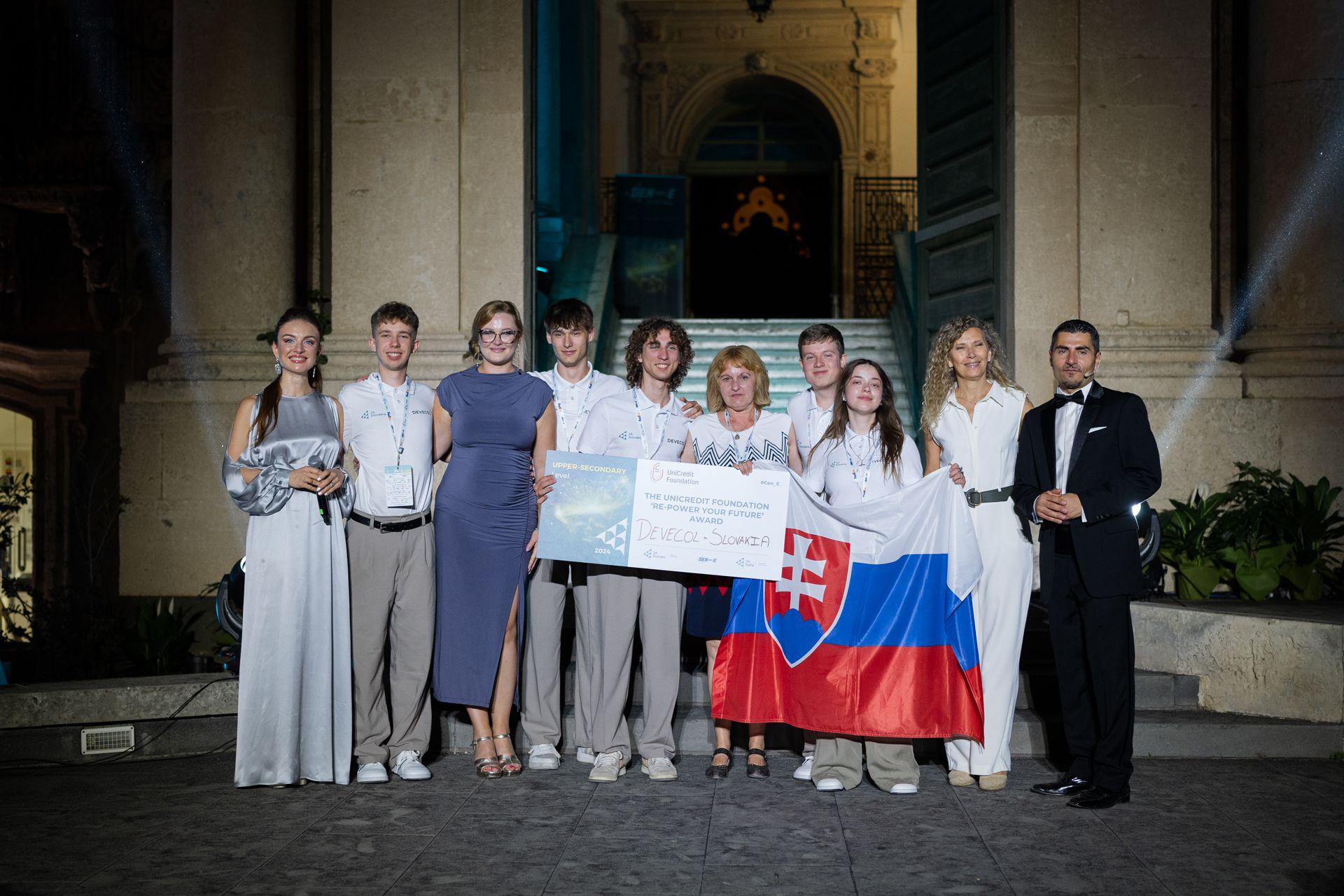 UniCredit foundation - giovane team Devecol vince premio Re-power your future