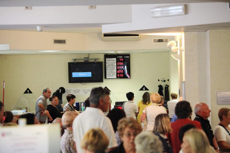 Sanità, lotta a liste d'attesa: 6 italiani su 10 chiedono più assunzioni personale