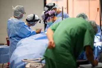 Sanità, chirurghi: “Giovani fuggono da professione, rischio sale operatorie chiuse”