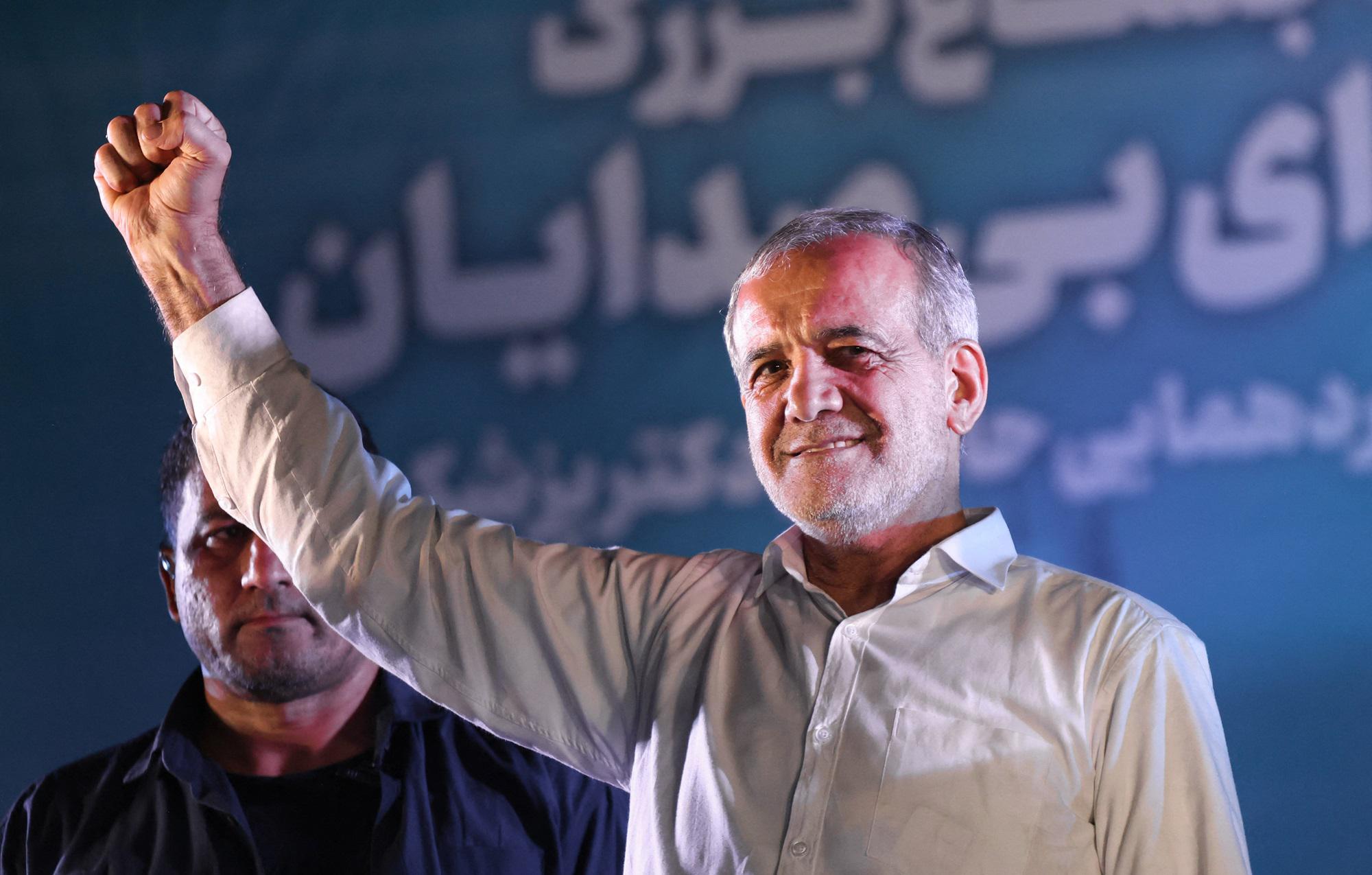 Iran - il riformista Pezeshkian eletto presidente: Tenderemo mano a tutti