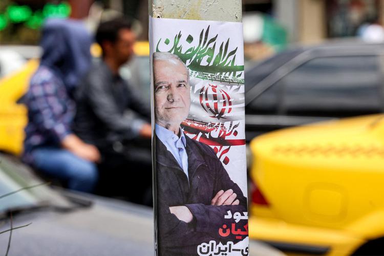 Iran, chi è il neo presidente riformista Masoud Pezeshkian