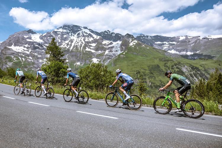 Gruppo di ciclisti al Giro d'Austria,  tra loro anche il norvegese André Drege
