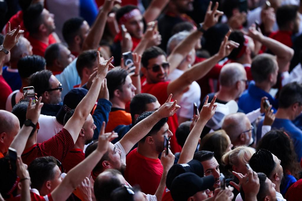 Turchia - tifosi con Demiral: gesto lupi grigi prima del match con Olanda