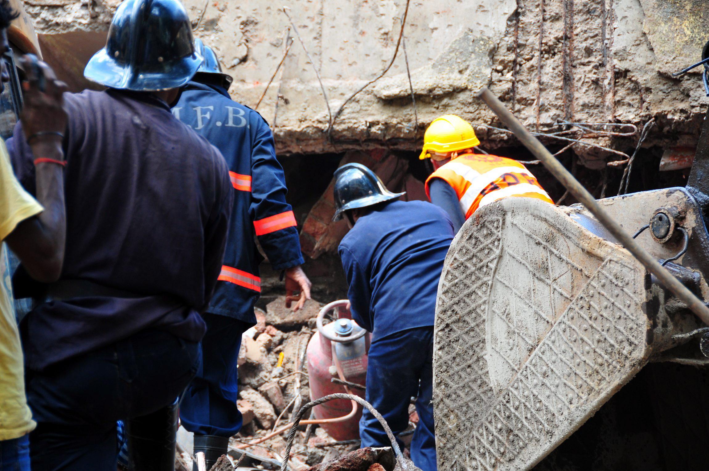 7 dead, multiple trapped in Colla 5-story building collapse