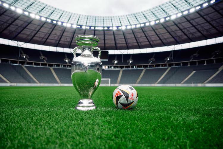 Euro 2024, adidas svela ‘Fussballliebe Finale’ il pallone delle semifinali e della finale