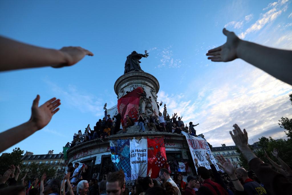 Elezioni Francia - scontri a Parigi tra polizia e estremisti sinistra
