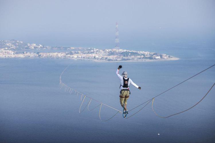 Jaan Roose durante l'impresa sullo Stretto  - Matteo Mocellin / Red Bull Content Pool