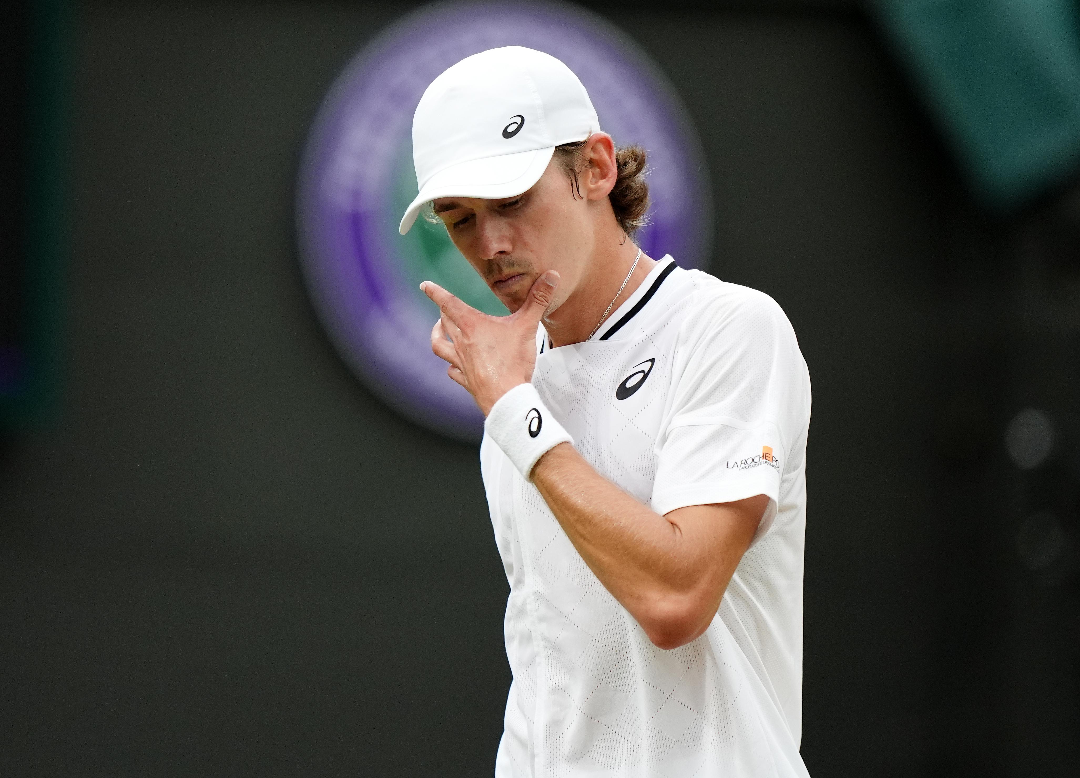 Wimbledon - De Minaur si ritira per infortunio: Djokovic in semifinale senza giocare