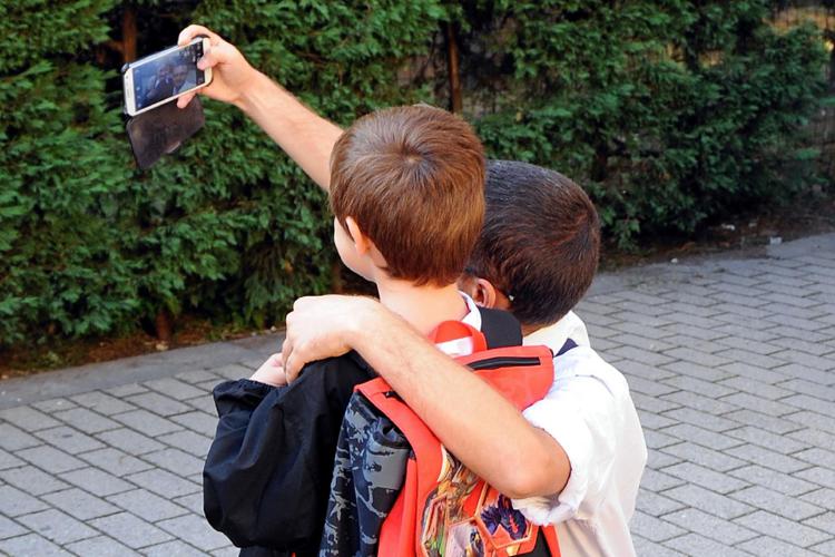 Bimbi con cellulare davanti a scuola - Fotogramma