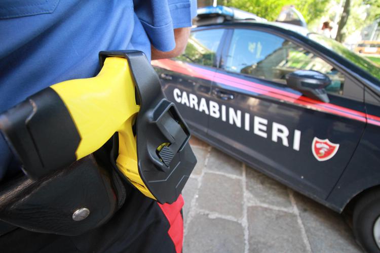 Carabinieri con il taser (Fotogramma)