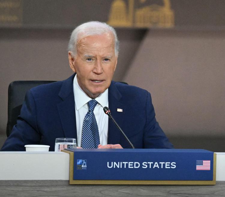 Nato, Biden: "Aumentare produzione armi, Russia corre"