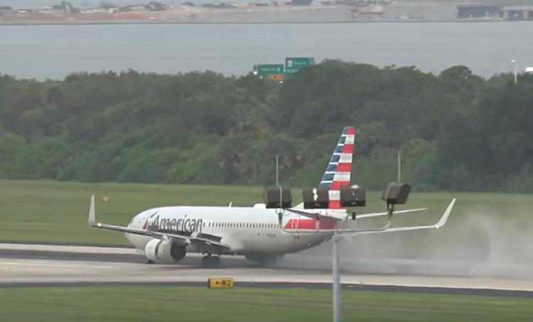 Il volo 590 dell'American Airlines frena in pista dopo lo scoppio del pneumatico