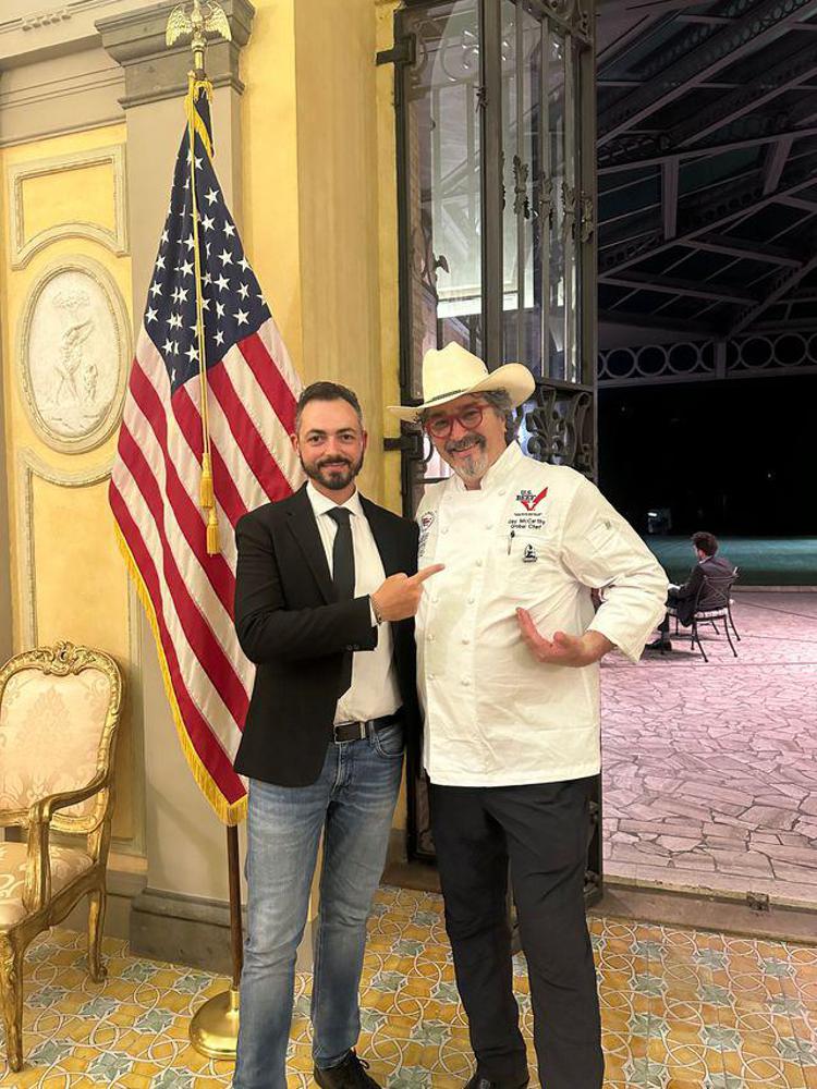 Nella foto Chef Jay McCarthy con Nicola Ornelli, mentre mostra con orgoglio la spilletta Ornelli Black Angus sulla divisa