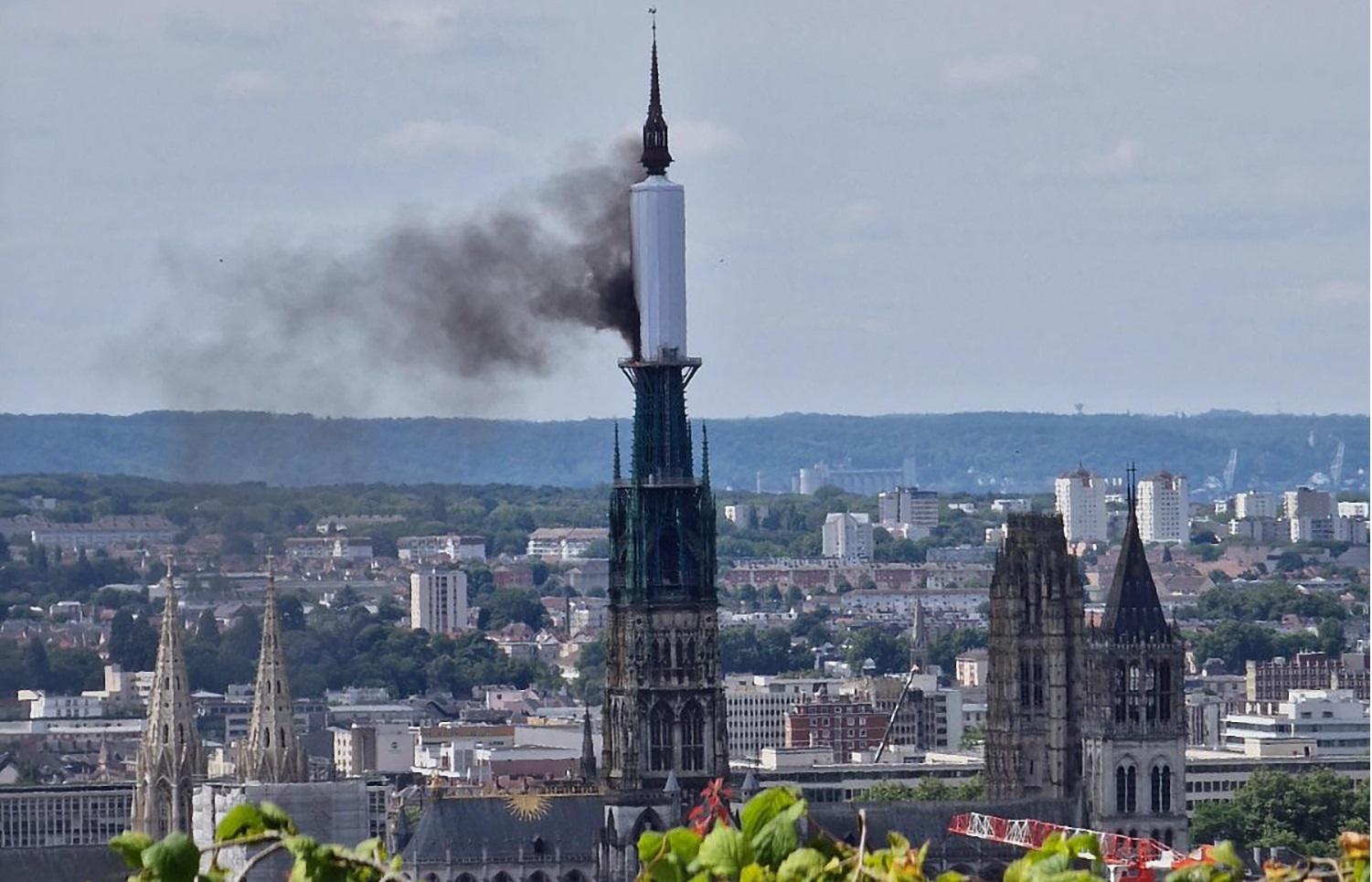 Francia - vasto incendio nella cattedrale di Rouen