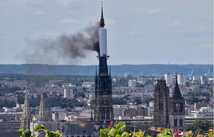 Incendio nella cattedrale di Rouen in Normandia, nel nord della Francia - (Afp)