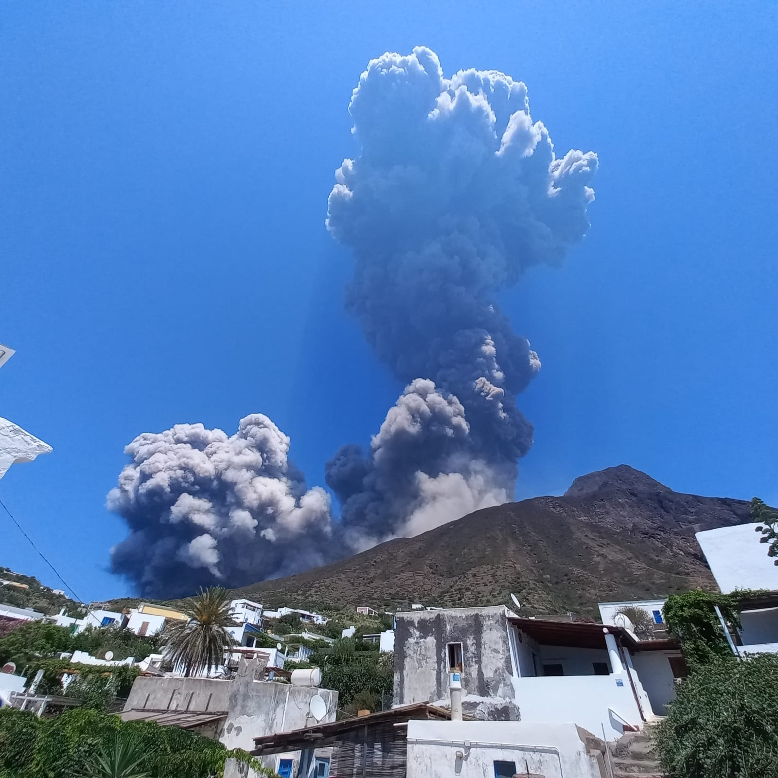 Vulcano Stromboli - oggi nuova esplosione: sull