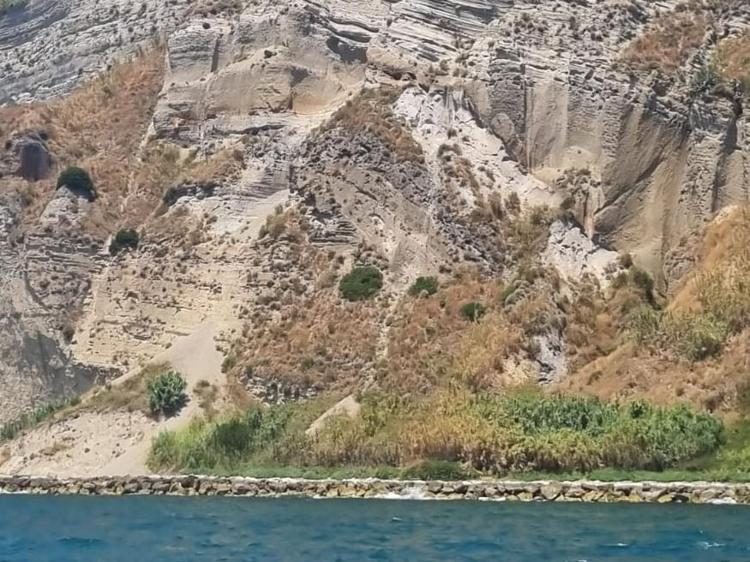 Campi Flegrei, crolla costone a Monte di Procida: paura tra i bagnanti a Miliscola