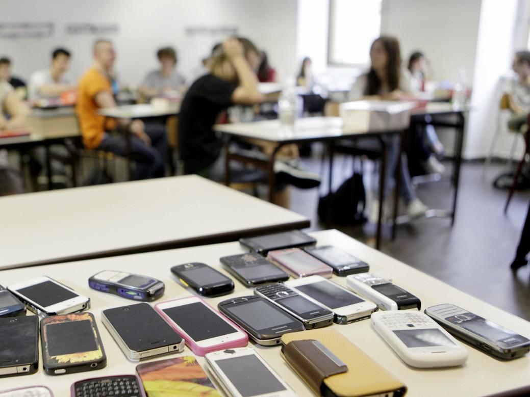 Stop a cellulari in classe - la circolare di Valditara