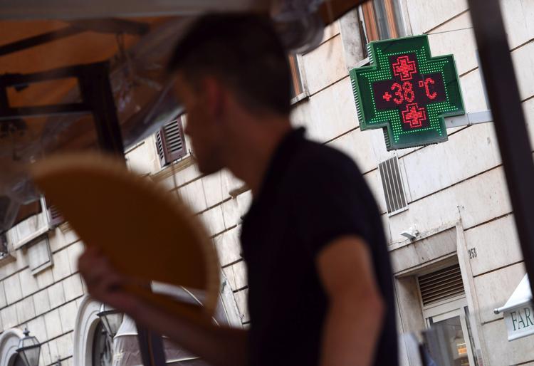 Caldo da bollino rosso a Roma (Fotogramma)