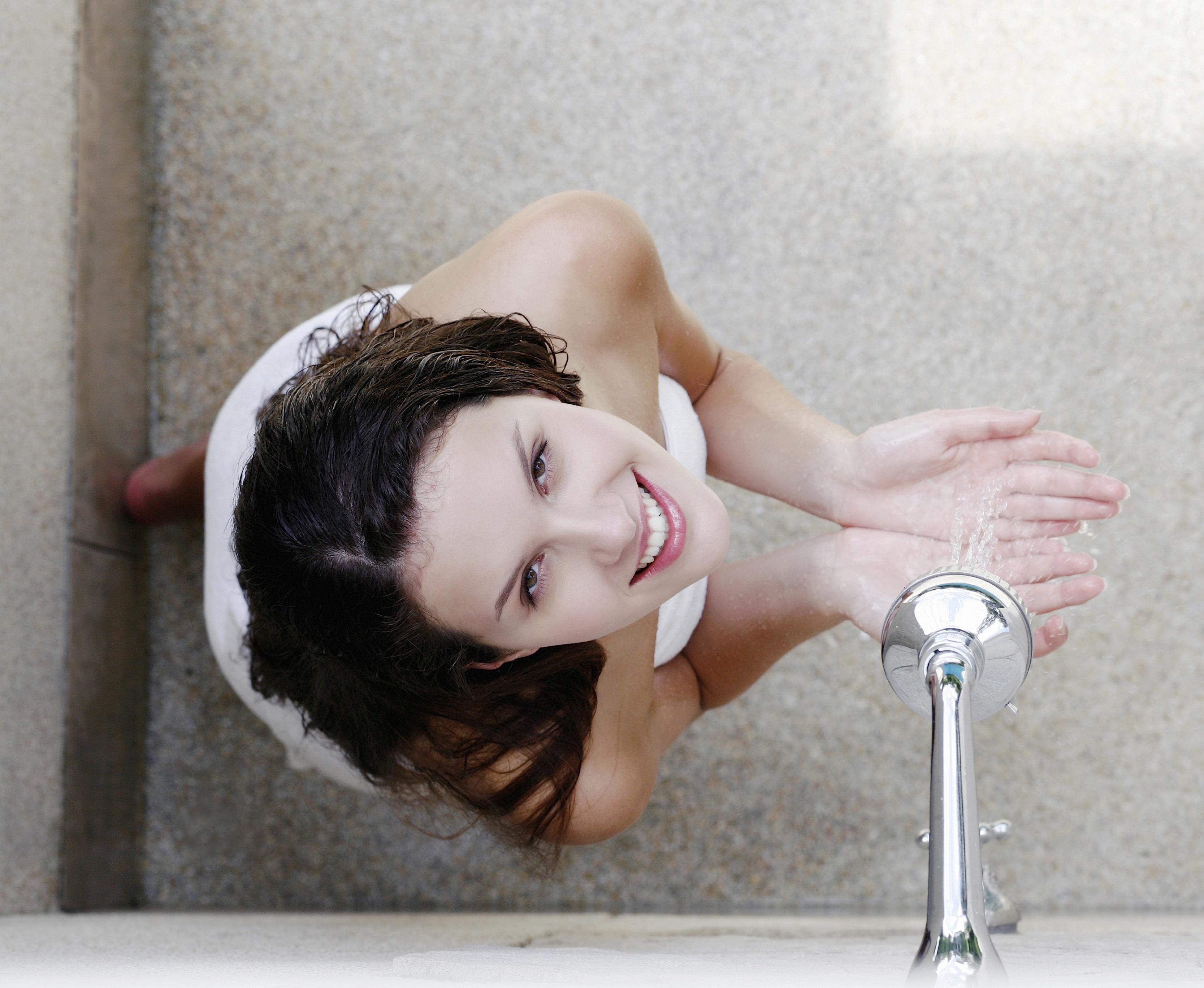 Il dilemma della doccia quando fa molto caldo: fredda o calda? Ecco la risposta