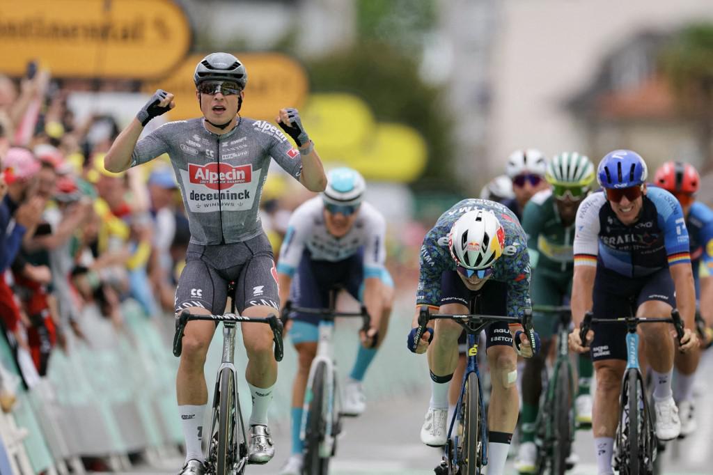 Tour de France - Philipsen vince tappa 13: Pogacar sempre in giallo