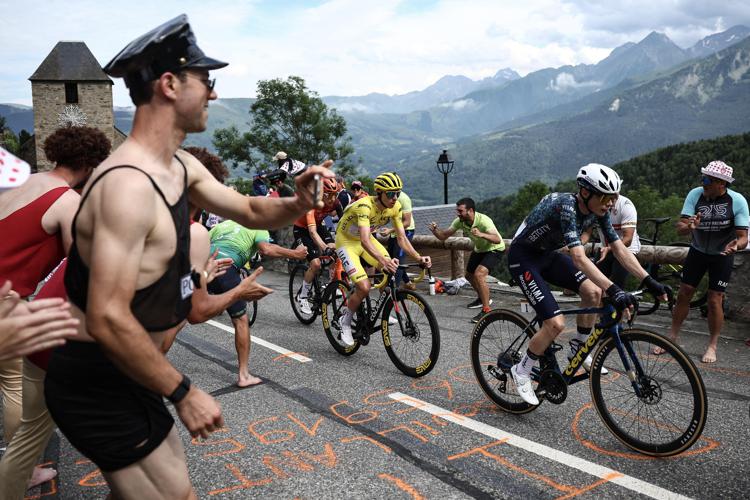 Tour de France, spettatore lancia patatine in faccia a Pogacar - Video