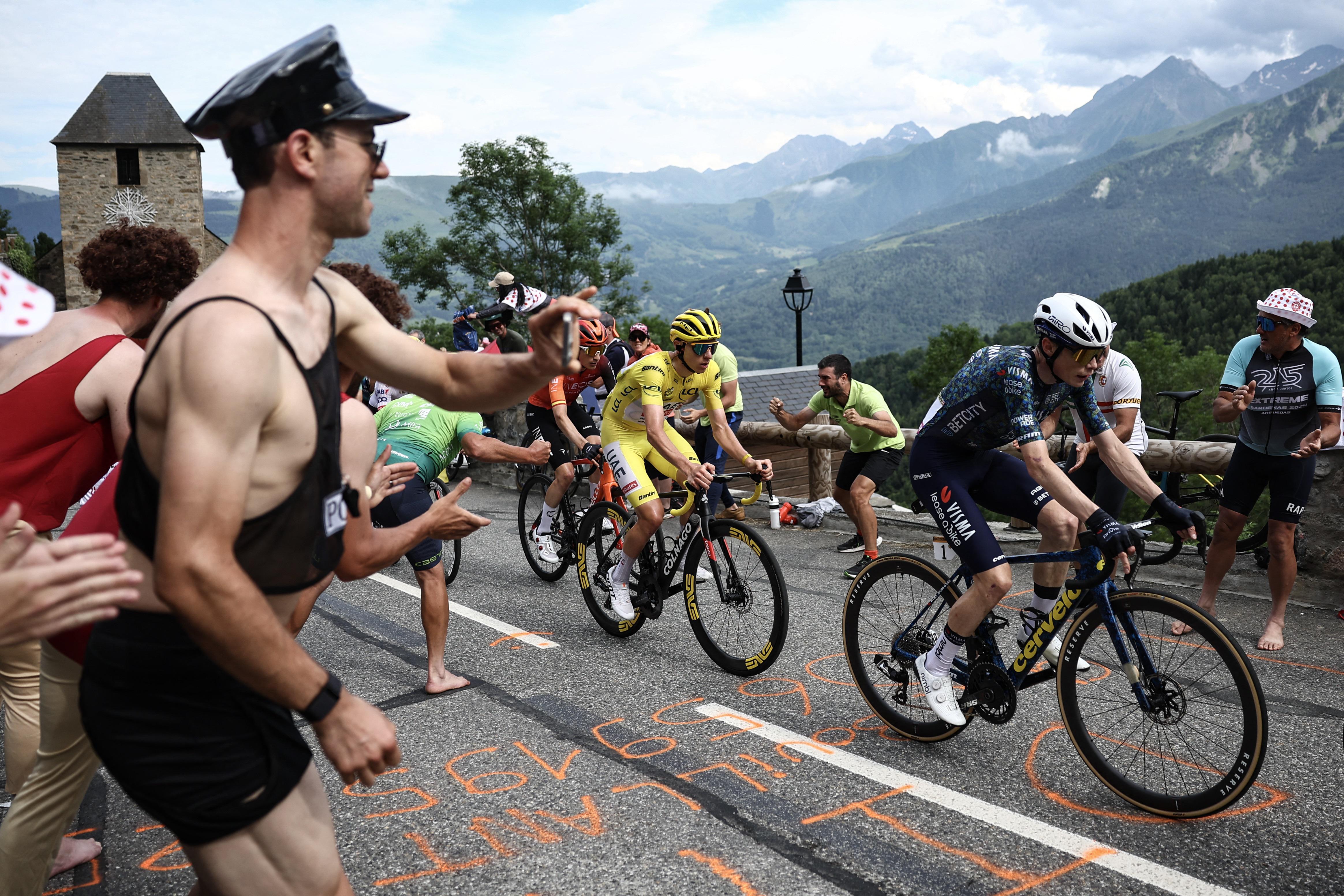 Tour de France - spettatore lancia patatine in faccia a Pogacar 