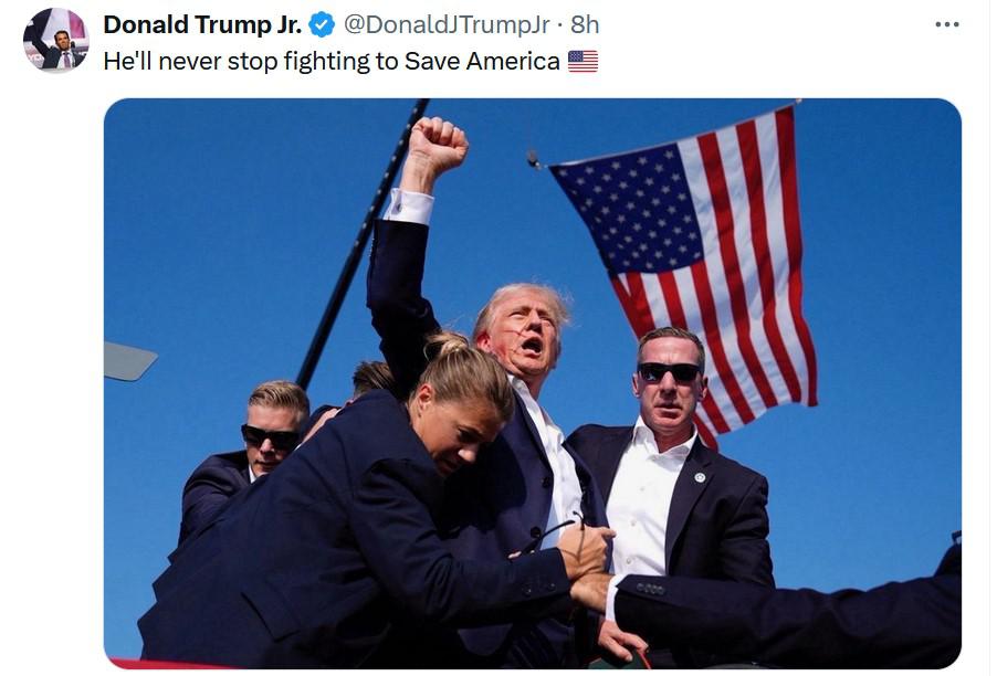 Trump - pugno alzato - sangue sul volto e bandiera: la foto simbolo