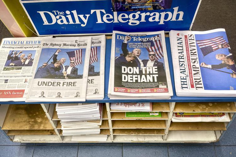 Le prime pagine dei giornali all'indomani dell'attentato a Trump - (Afp)